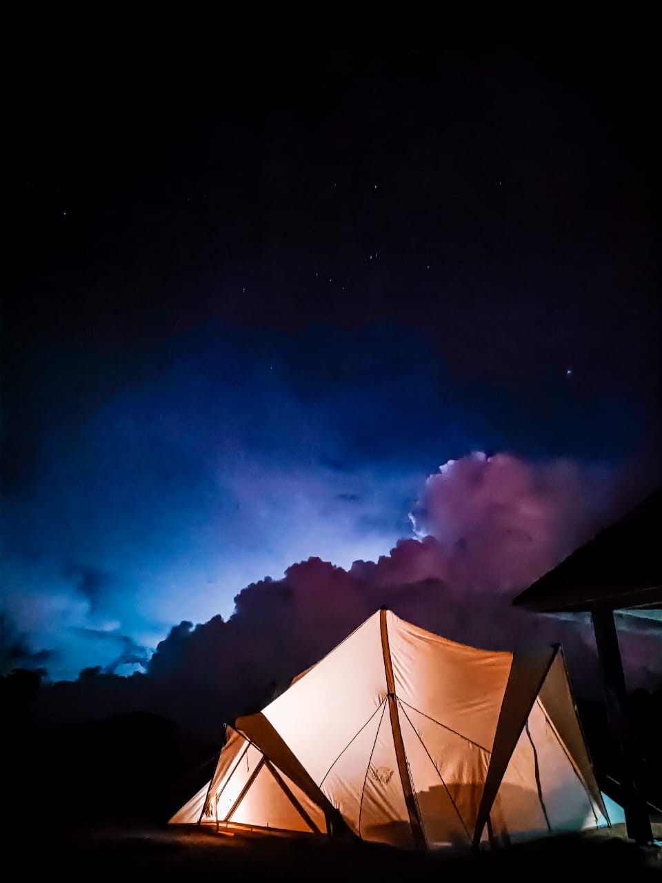 Tente bivouac LOKANOO sous un ciel étoilé à La Réunion