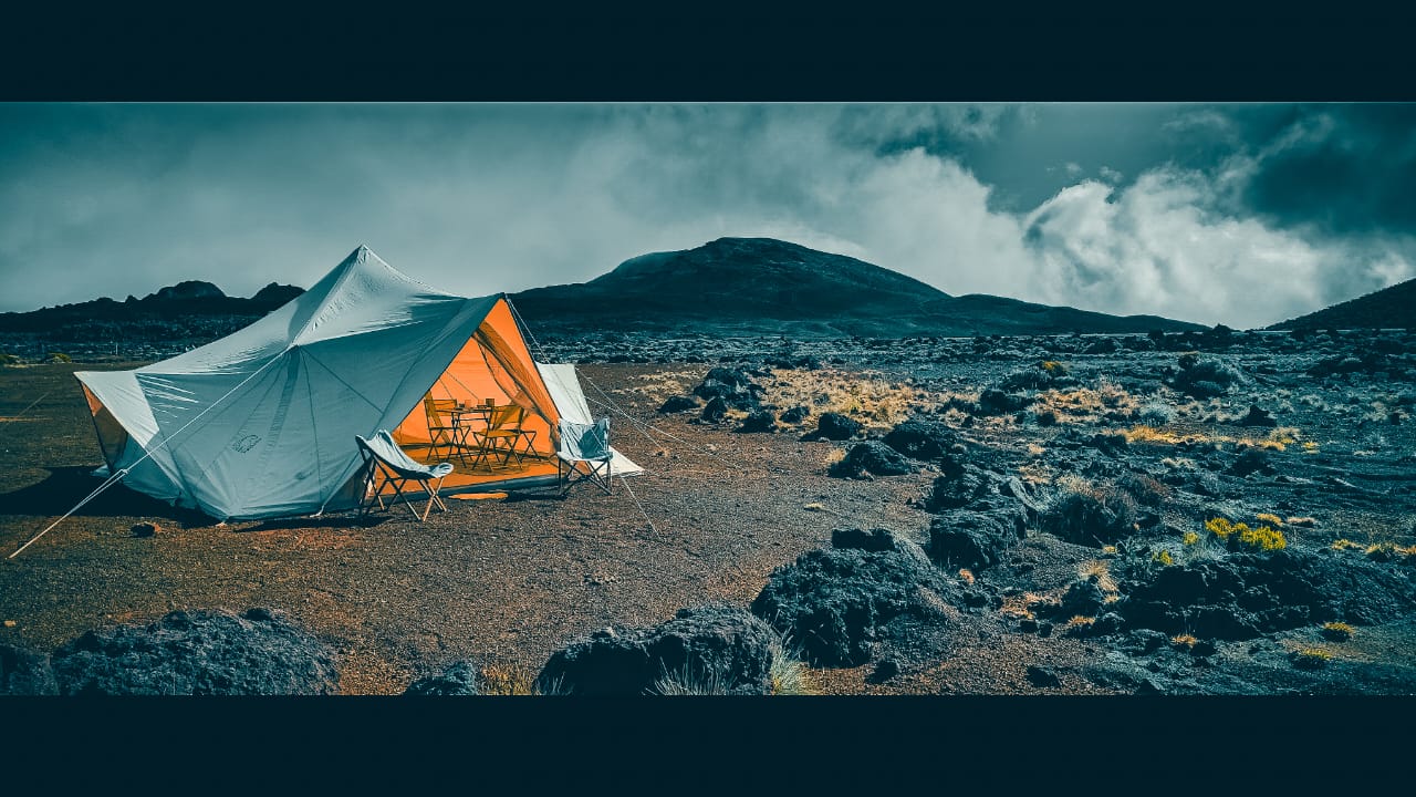 Tente bivouac LOKANOO installée sur les pentes volcaniques de La Réunion